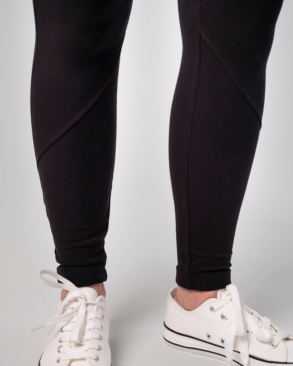 Tyylikkäät naisten housut mustana