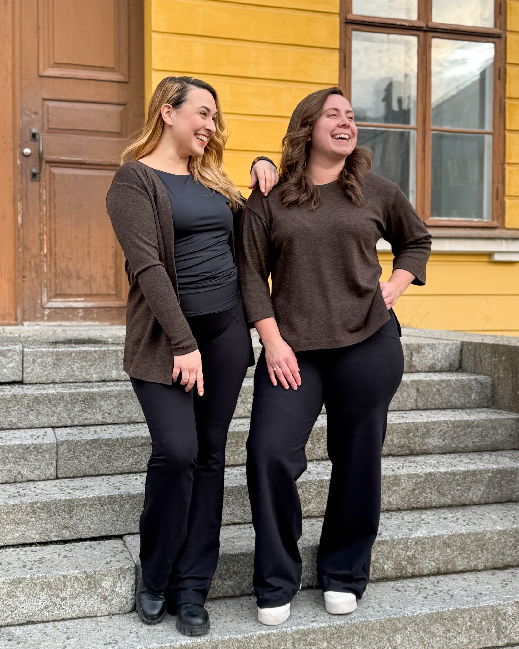 Suorat joustocollegehousut usealla lahjepituudella koossa XS-4XL
