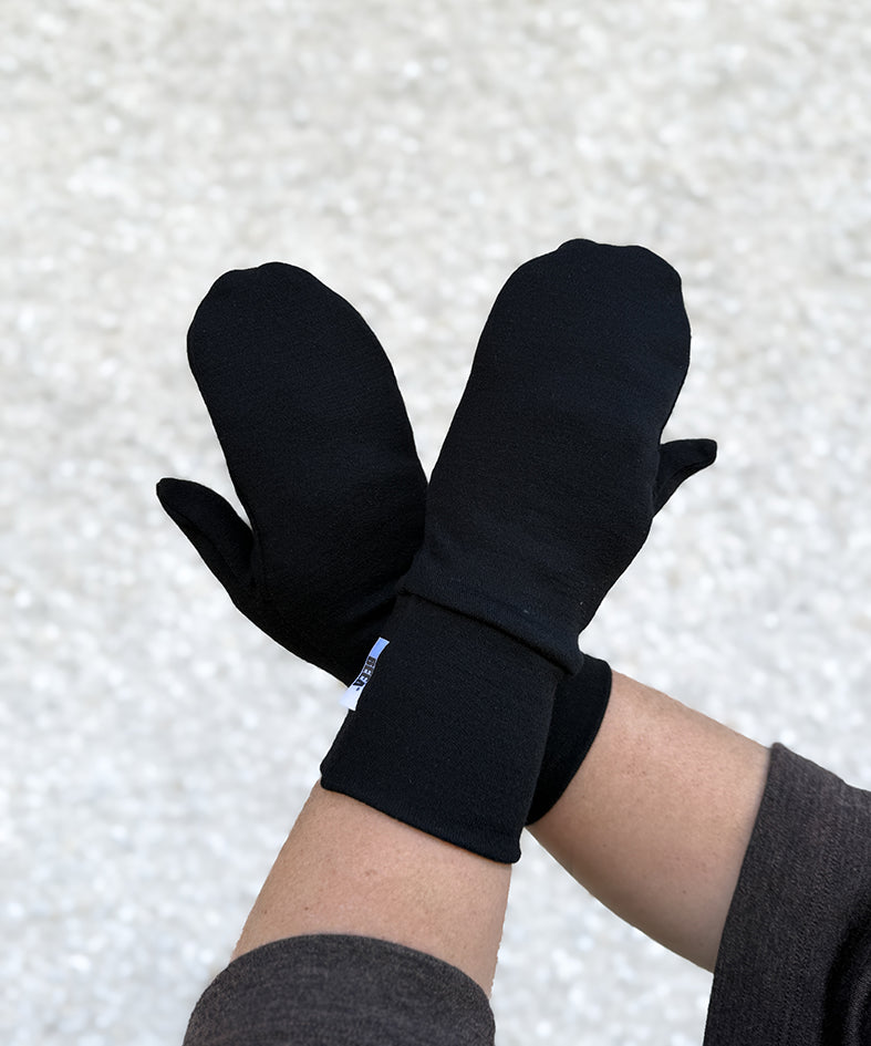 Ylijäämämateriaalista valmistetut merinovillalapaset mustana – vastuullinen valinta