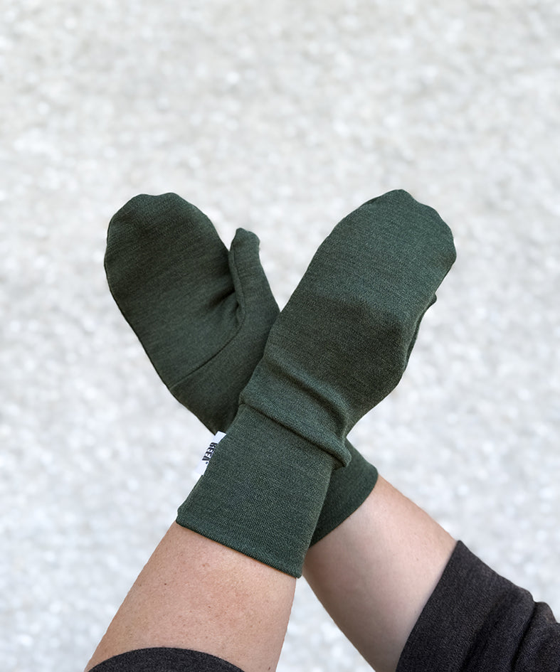 Suomessa valmistetut merinovillalapaset metsänvihreänä – ohuet, joustavat, lämpimät